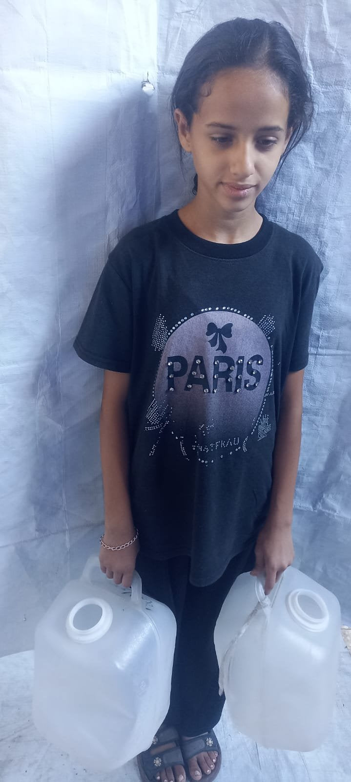 Zee - Help a Mother of Four Orphans Living in a Collapsing Building